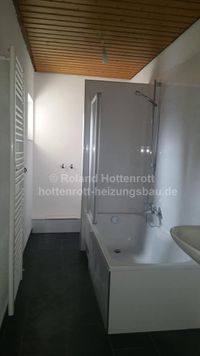 190809_kleines Bad_nachher_Toilette hinter der Duschabtrennung_WZ